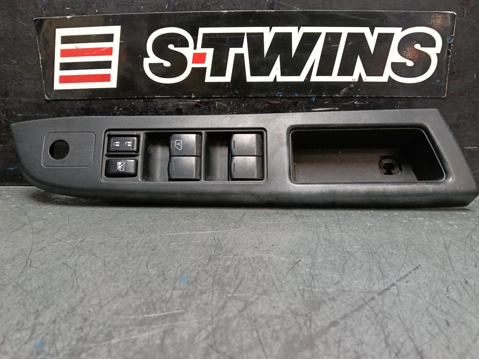Used auto part listing image: 2012 SUBARU XV PWR DR WIND SWITCH RH FRONT (MASTER SWITCH), G4X, W/O CHROME LINES ON BUTTON TYPE, M02, 08/11-03/15 0000399821