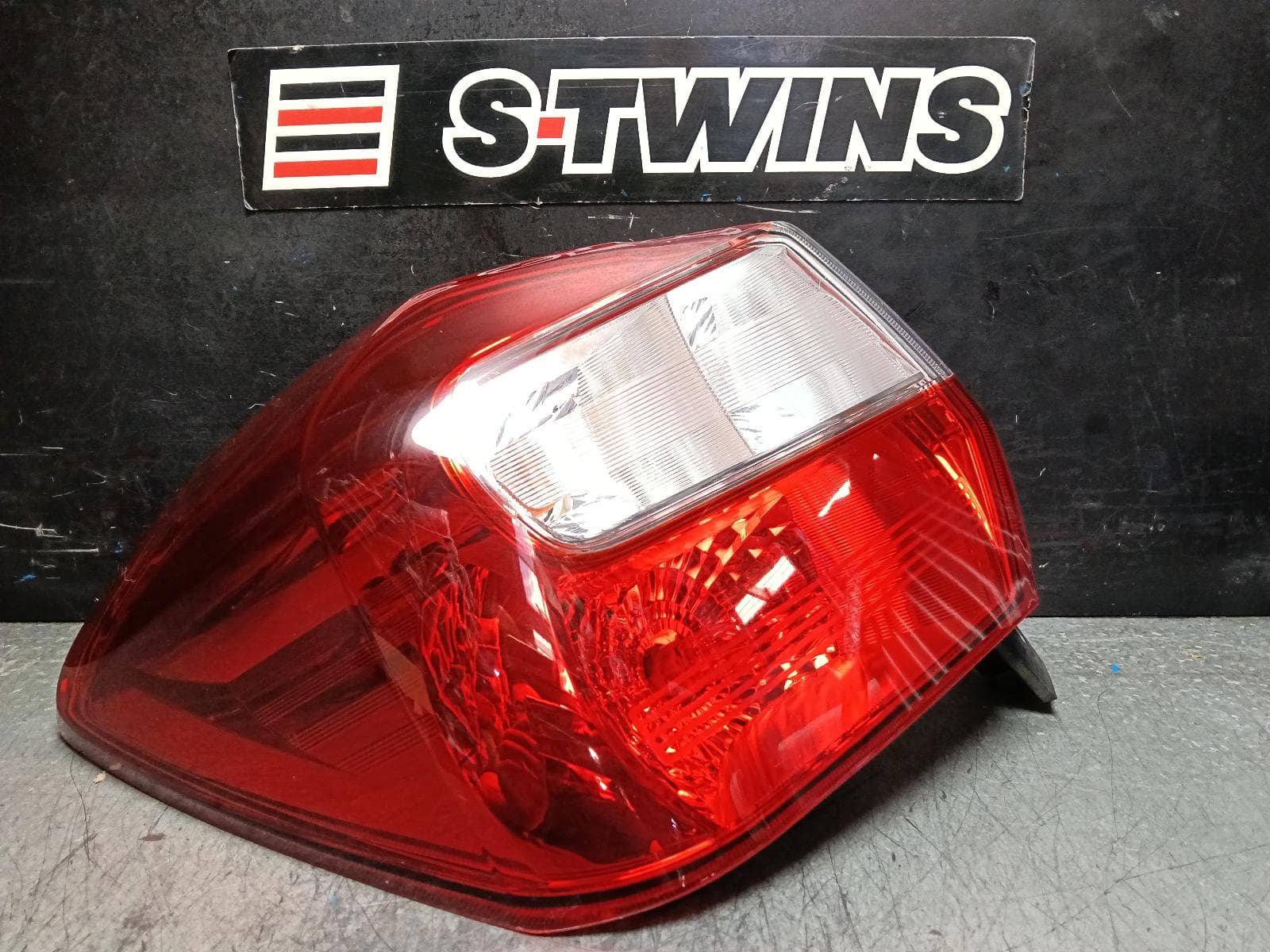 Used auto part listing image: 2012 SUBARU XV LEFT TAILLIGHT G4X, IN BODY, RED LENS TYPE, 08/11-10/15 0000399827