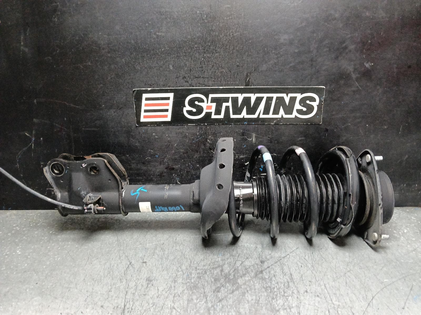 Used auto part listing image: 2012 SUBARU XV RIGHT FRONT STRUT G4X, 08/11-04/17 0000399720
