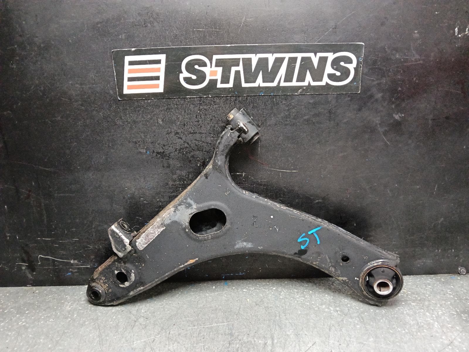 Used auto part listing image: 2012 SUBARU XV RIGHT FRONT LOWER CONTROL ARM G4X, 08/11-04/17 0000399721