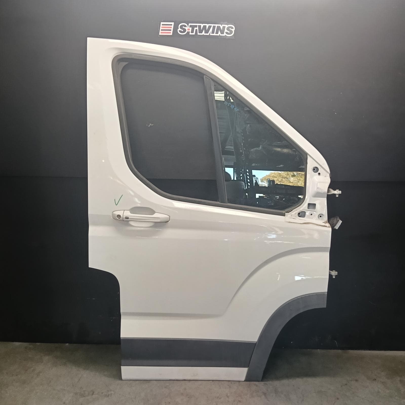 Used auto part listing image: 2022 LDV DELIVER 9 RIGHT FRONT DOOR 07/20- 0000413335