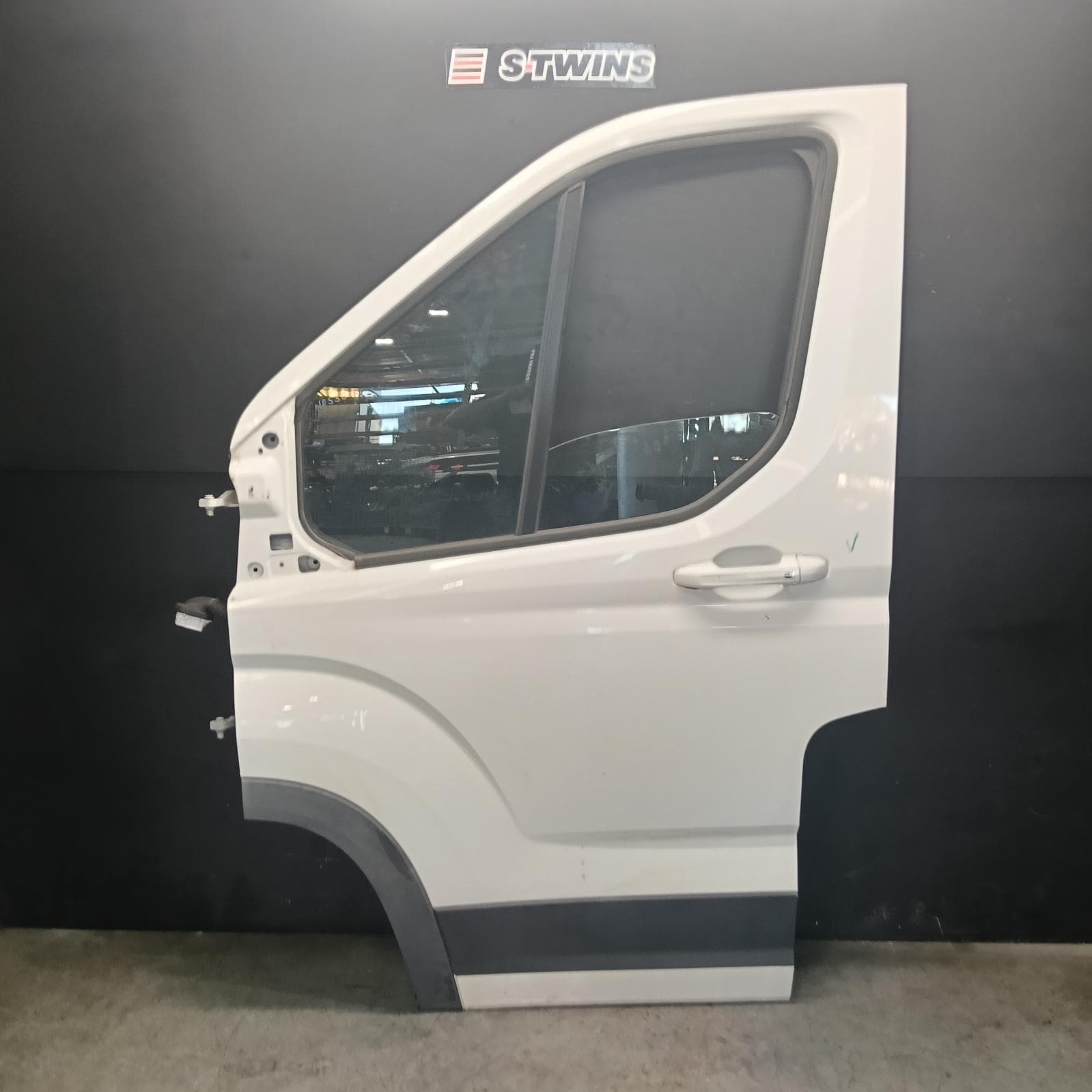 Used auto part listing image: 2022 LDV DELIVER 9 LEFT FRONT DOOR 07/20- 0000413338