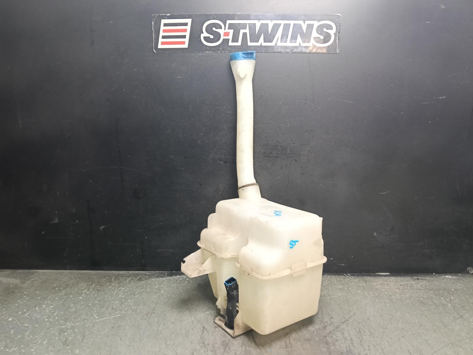 Used auto part listing image: 2022 LDV DELIVER 9 WASHER BOTTLE 07/20- 0000413556