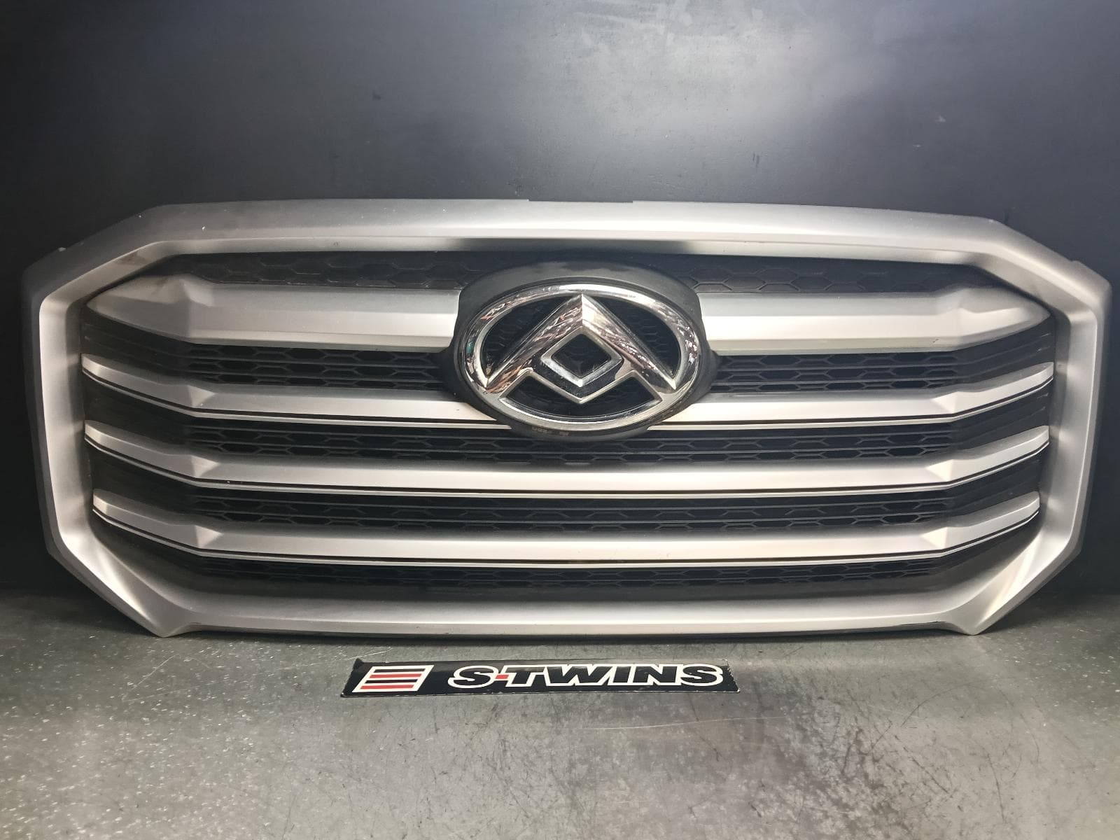 Used auto part listing image: 2022 LDV DELIVER 9 GRILLE RADIATOR GRILLE, GREY, 07/20-12/23 0000413561