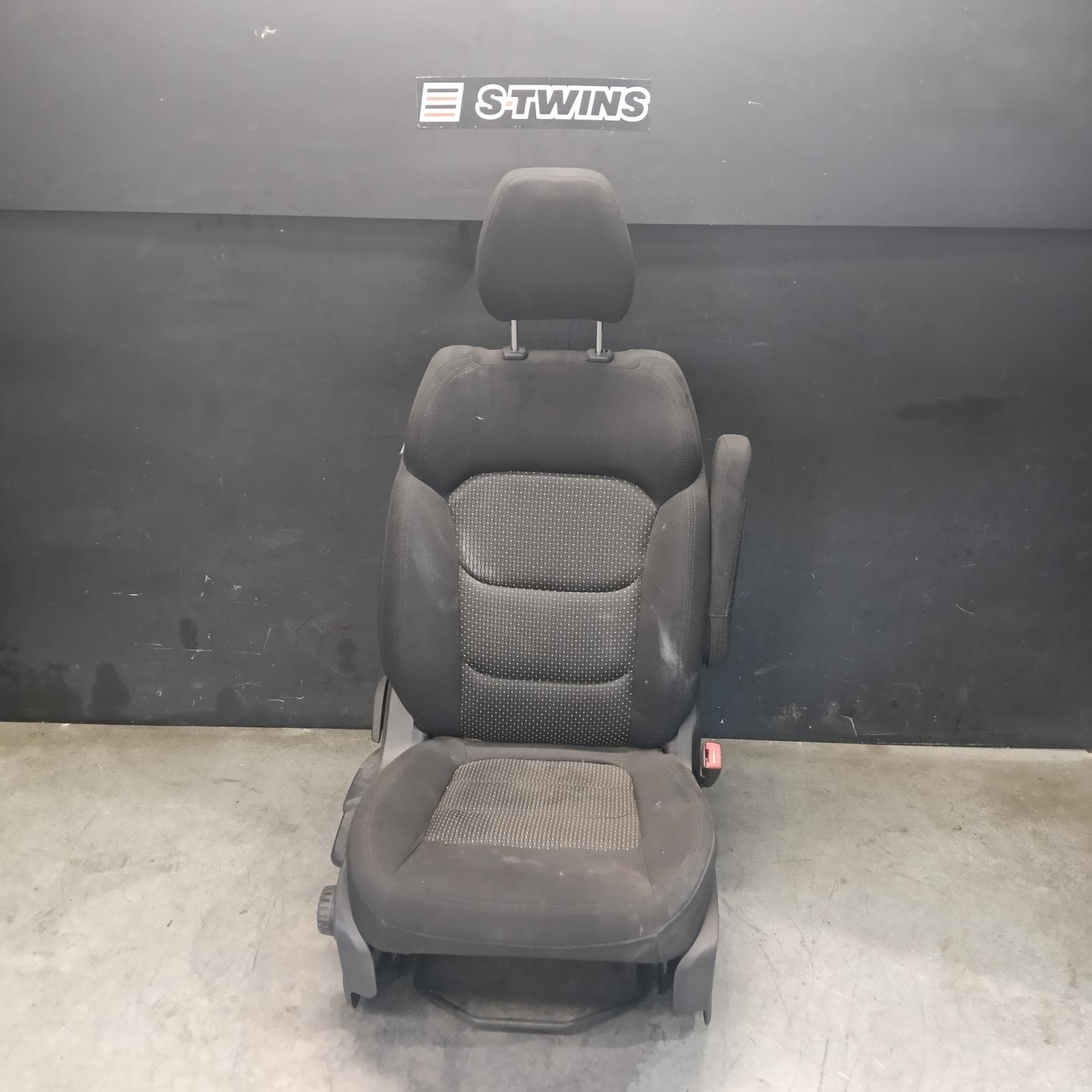 Used auto part listing image: 2022 LDV DELIVER 9 FRONT SEAT RH FRONT, CLOTH, 07/20- 0000413334