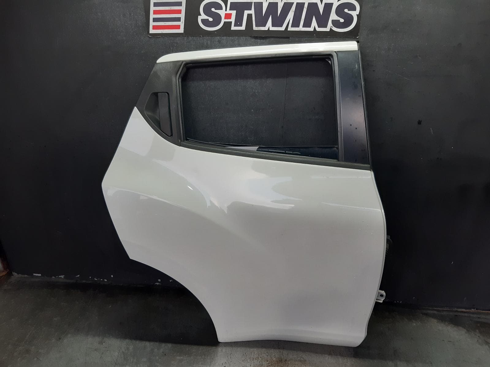 Used auto part listing image: 2016 NISSAN JUKE RIGHT REAR DOOR SLIDING F15, 06/10-12/19 0000353453