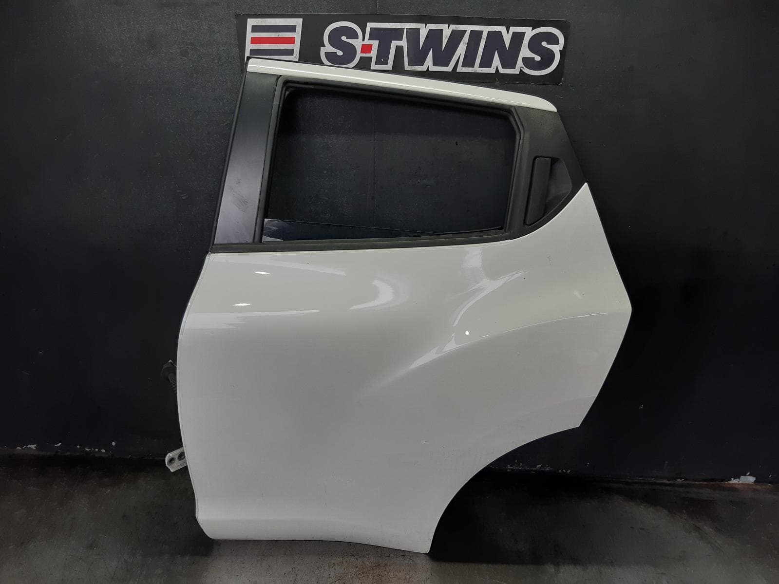 Used auto part listing image: 2016 NISSAN JUKE LEFT REAR DOOR SLIDING F15, 06/10-12/19 0000353445