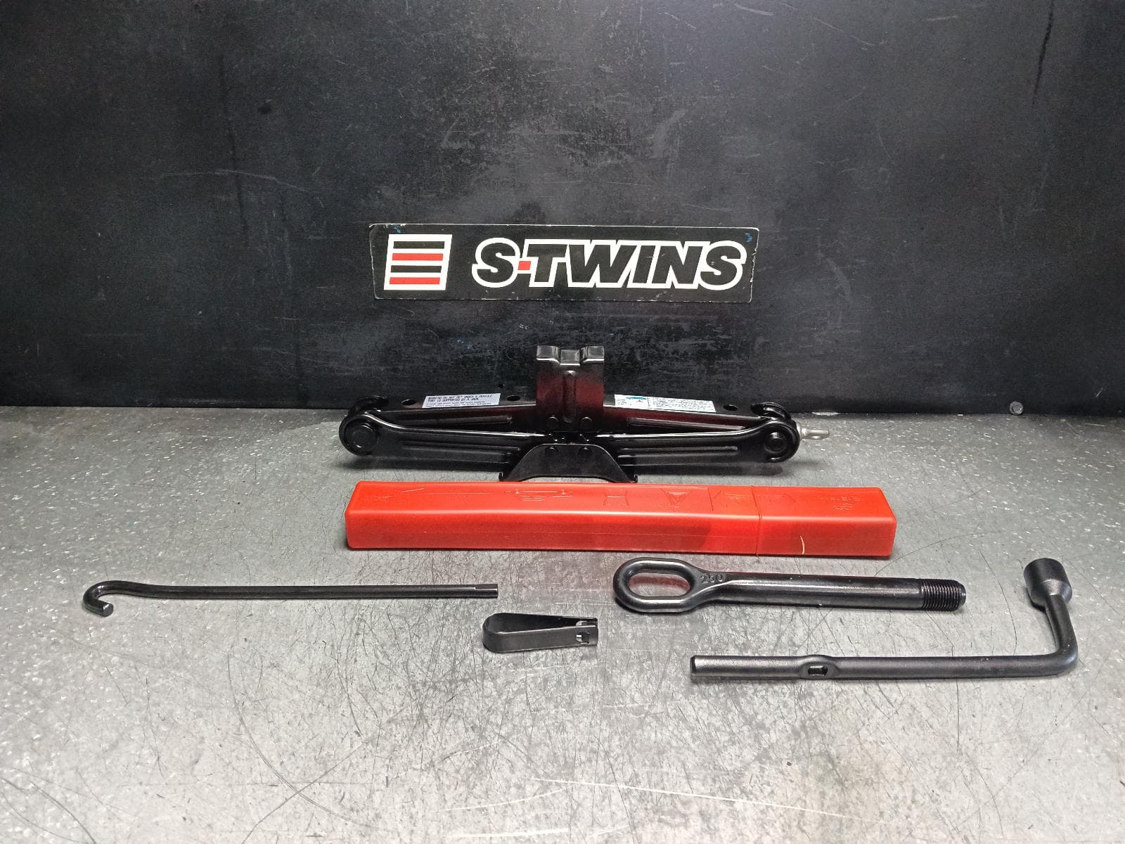 Used auto part listing image: 2024 HAVAL H6 JACK TOOL KIT B01/B03, 02/21- 0000405635