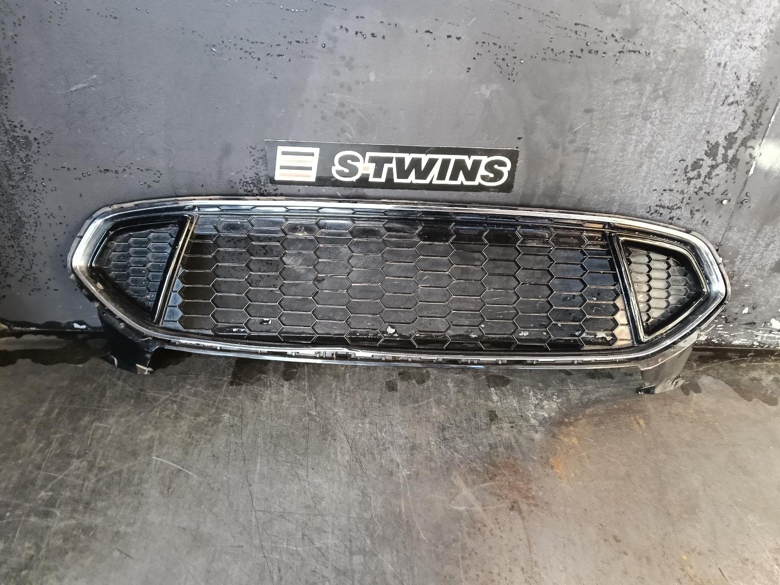 Used auto part listing image: 2017 FORD MONDEO GRILLE BUMPER GRILLE, MD, TITANIUM, 09/14-06/20 0000397340
