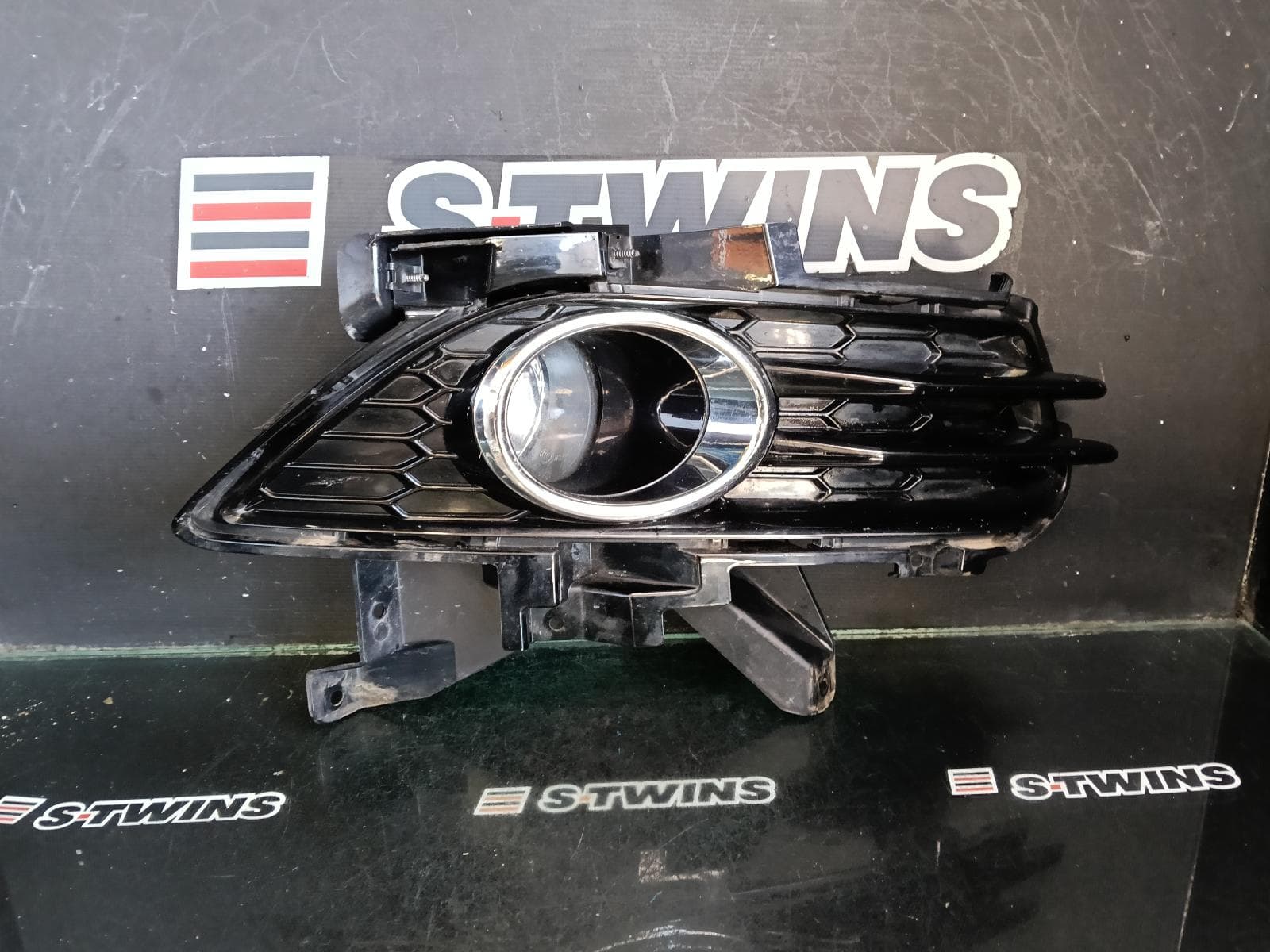 Used auto part listing image: 2017 FORD MONDEO RIGHT INDICATOR FOG SIDE BUMPER FOGLAMP, MD, 09/14-06/20 0000397253