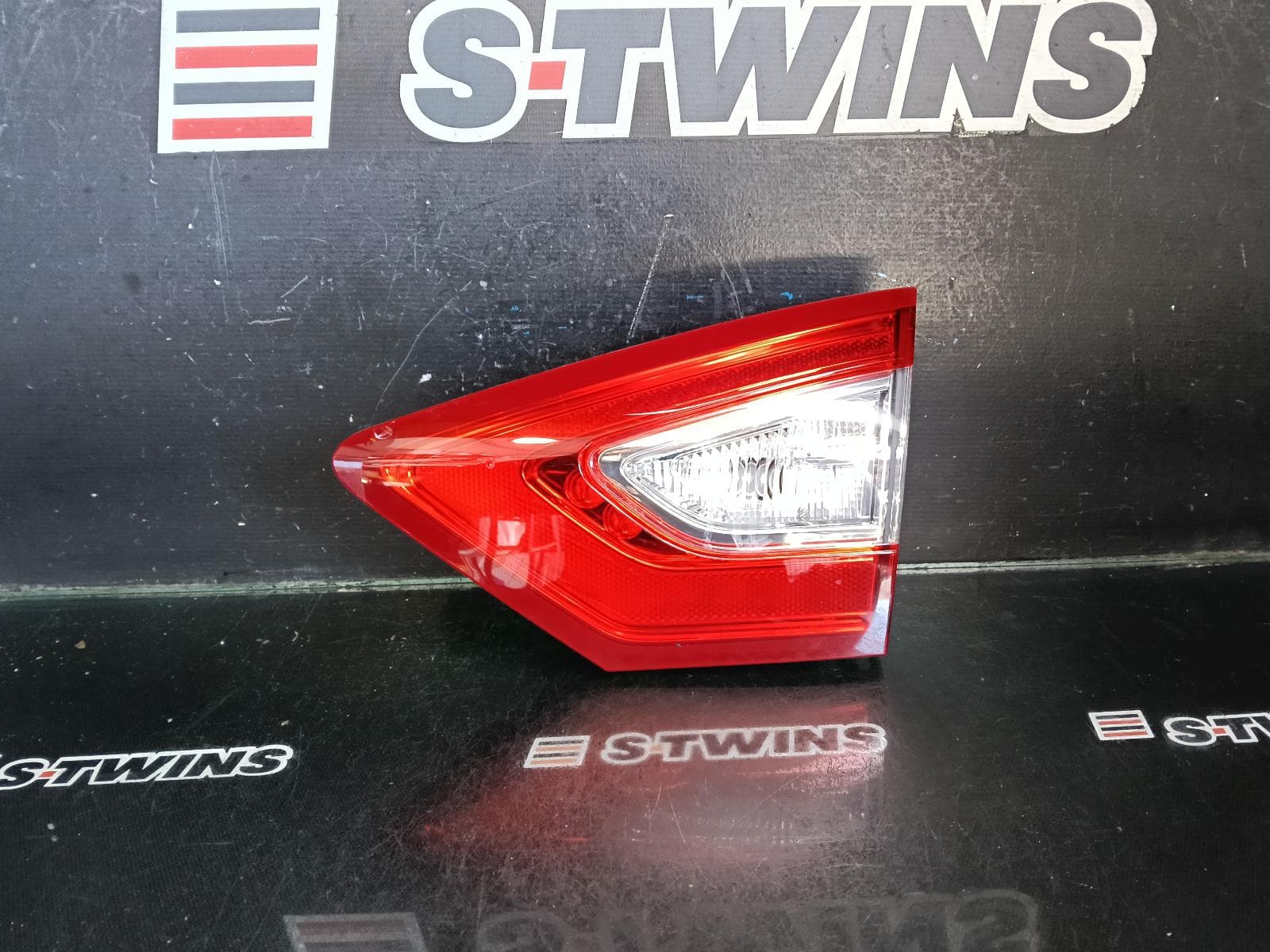 Used auto part listing image: 2017 FORD MONDEO REAR GARNISH TAILGATE LAMP (RH SIDE), HATCH, MD, 09/14-03/18 0000397286