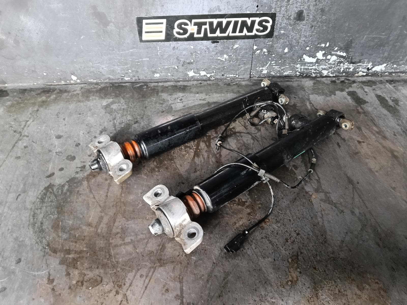 Used auto part listing image: 2017 FORD MONDEO SHOCK ABSORBER REAR (PAIR), ADAPTIVE TYPE, MD, HATCH/WAGON, 09/14-06/20 0000397251