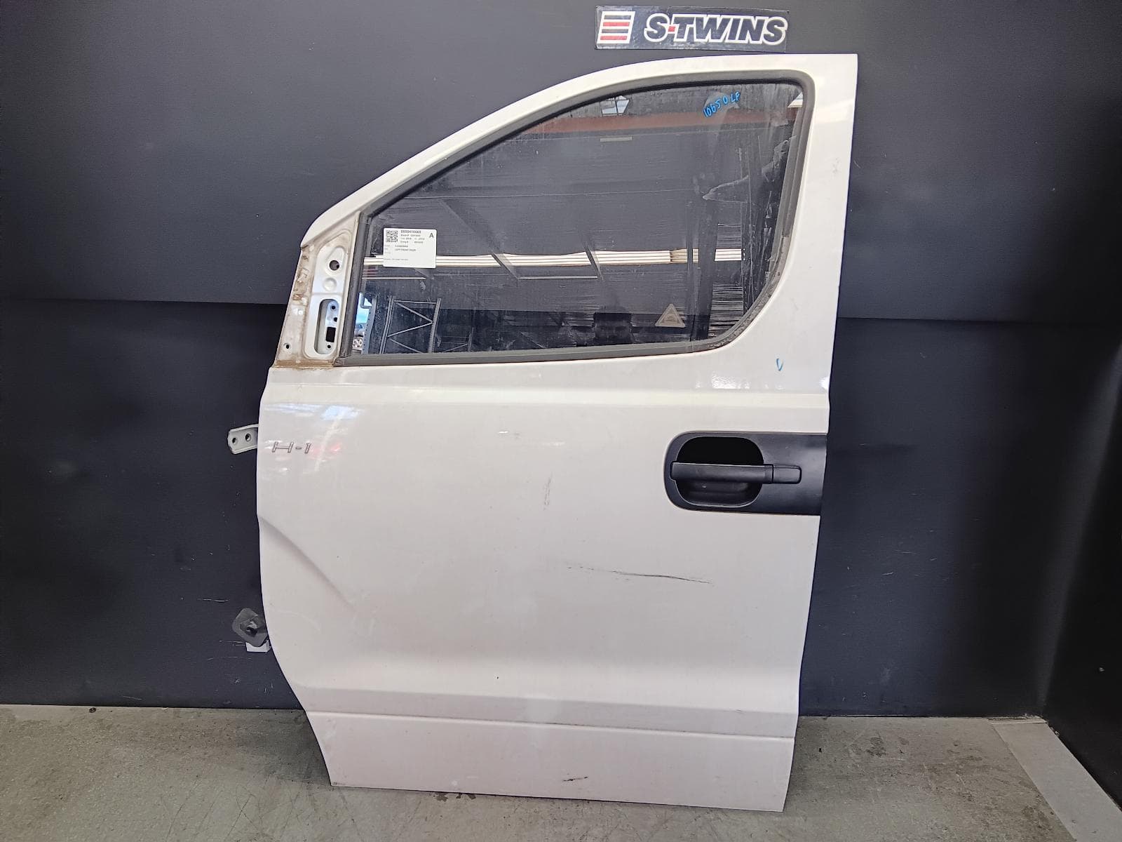 Used auto part listing image: 2016 HYUNDAI ILOAD/IMAX LEFT FRONT DOOR TQ, ILOAD, 11/07-03/21 0000410669