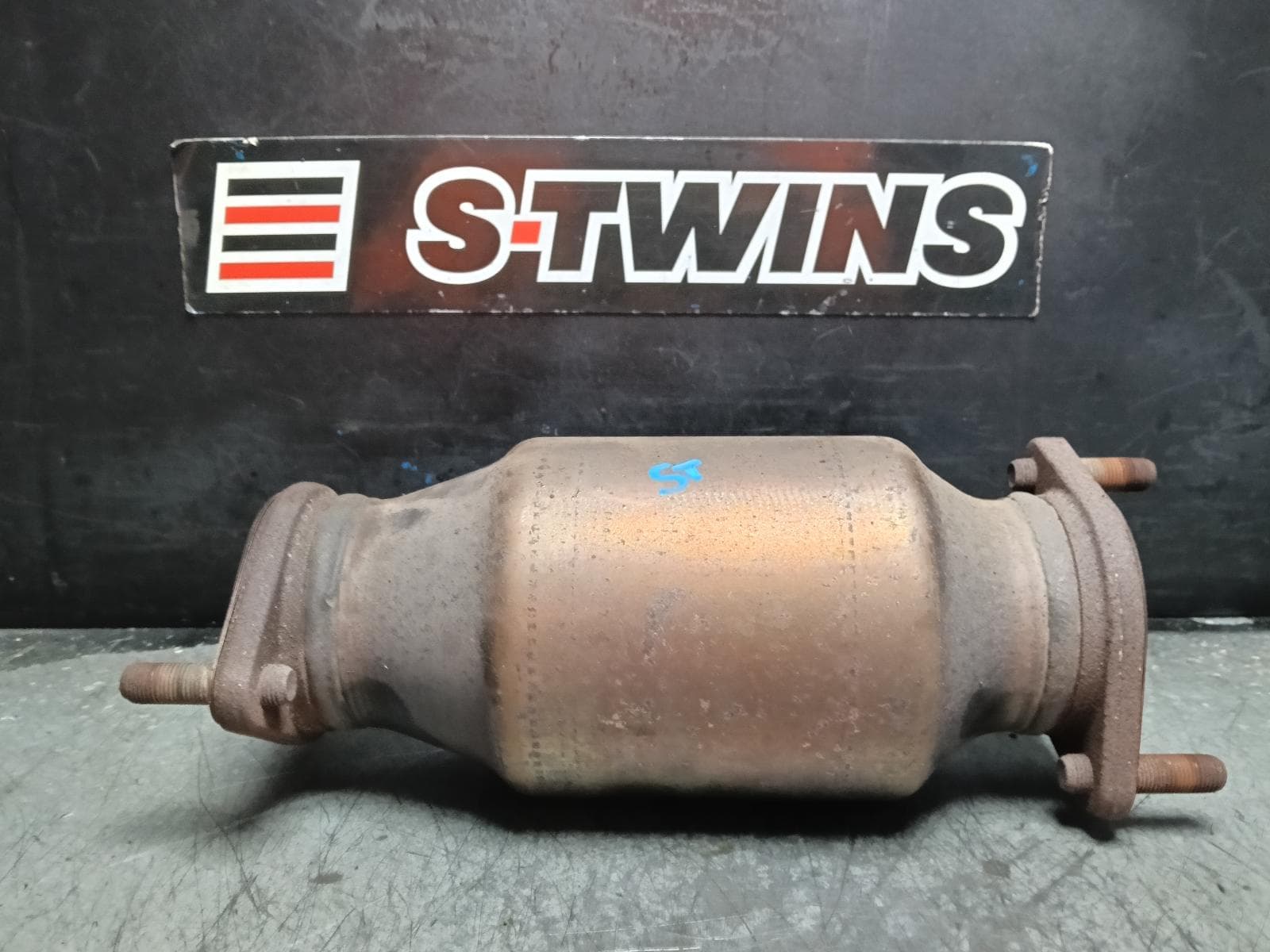 Used auto part listing image: 2016 HYUNDAI ILOAD/IMAX CATALYTIC CONVERTER UNDER CAR-CAT TYPE, 2.4, PETROL, TQ, 11/07-05/18 0000410673