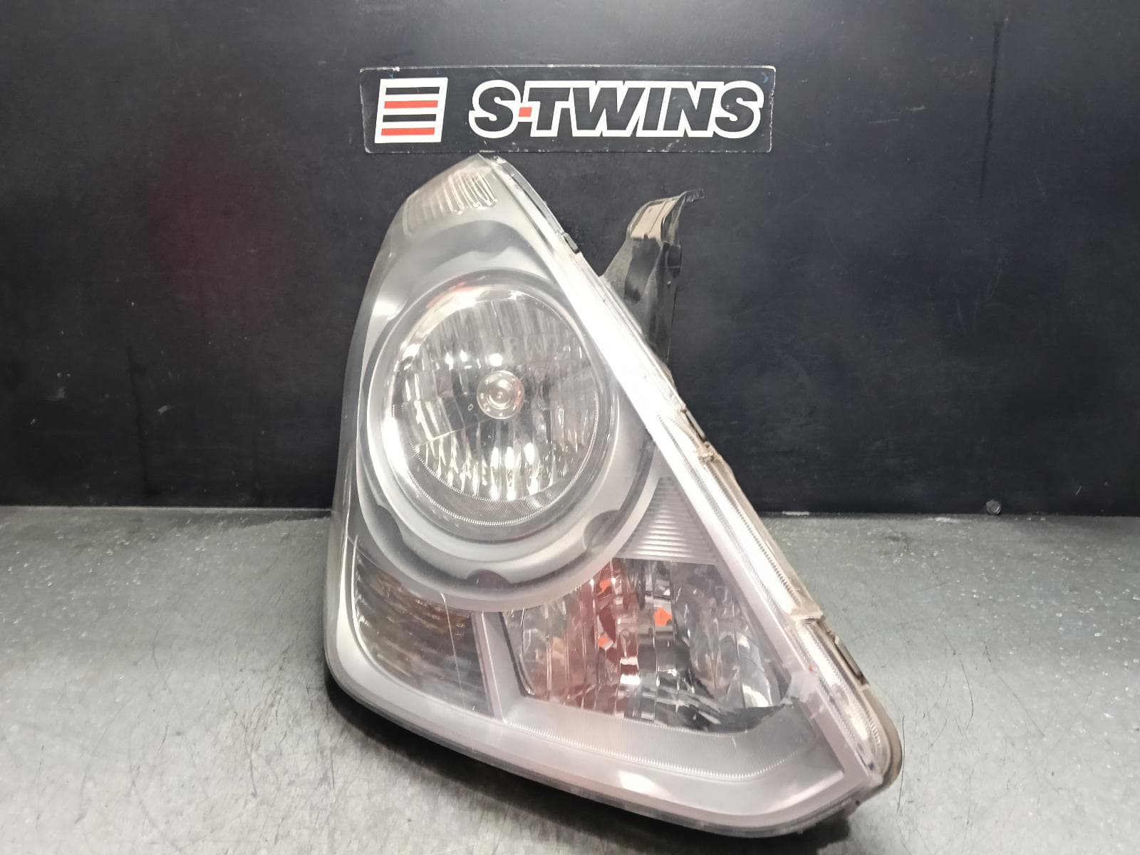Used auto part listing image: 2016 HYUNDAI ILOAD/IMAX RIGHT HEADLAMP TQ, iLOAD/iMAX, HALOGEN TYPE, 11/07-02/18 0000410679