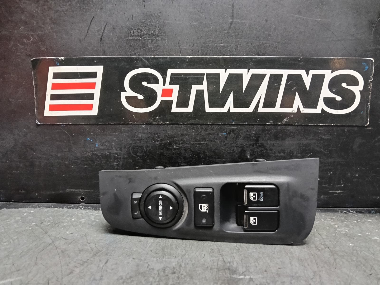 Used auto part listing image: 2016 HYUNDAI ILOAD/IMAX PWR DR WIND SWITCH RH FRONT (MASTER SWITCH), TQ, W/ MIRROR SWITCH, NON FOLDING MIRROR TYPE, 11/07-03/21 0000410681