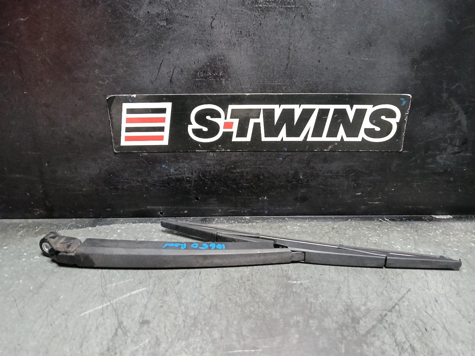 Used auto part listing image: 2016 HYUNDAI ILOAD/IMAX WIPER ARM TAILGATE, TQ, 11/07-03/21 0000410684