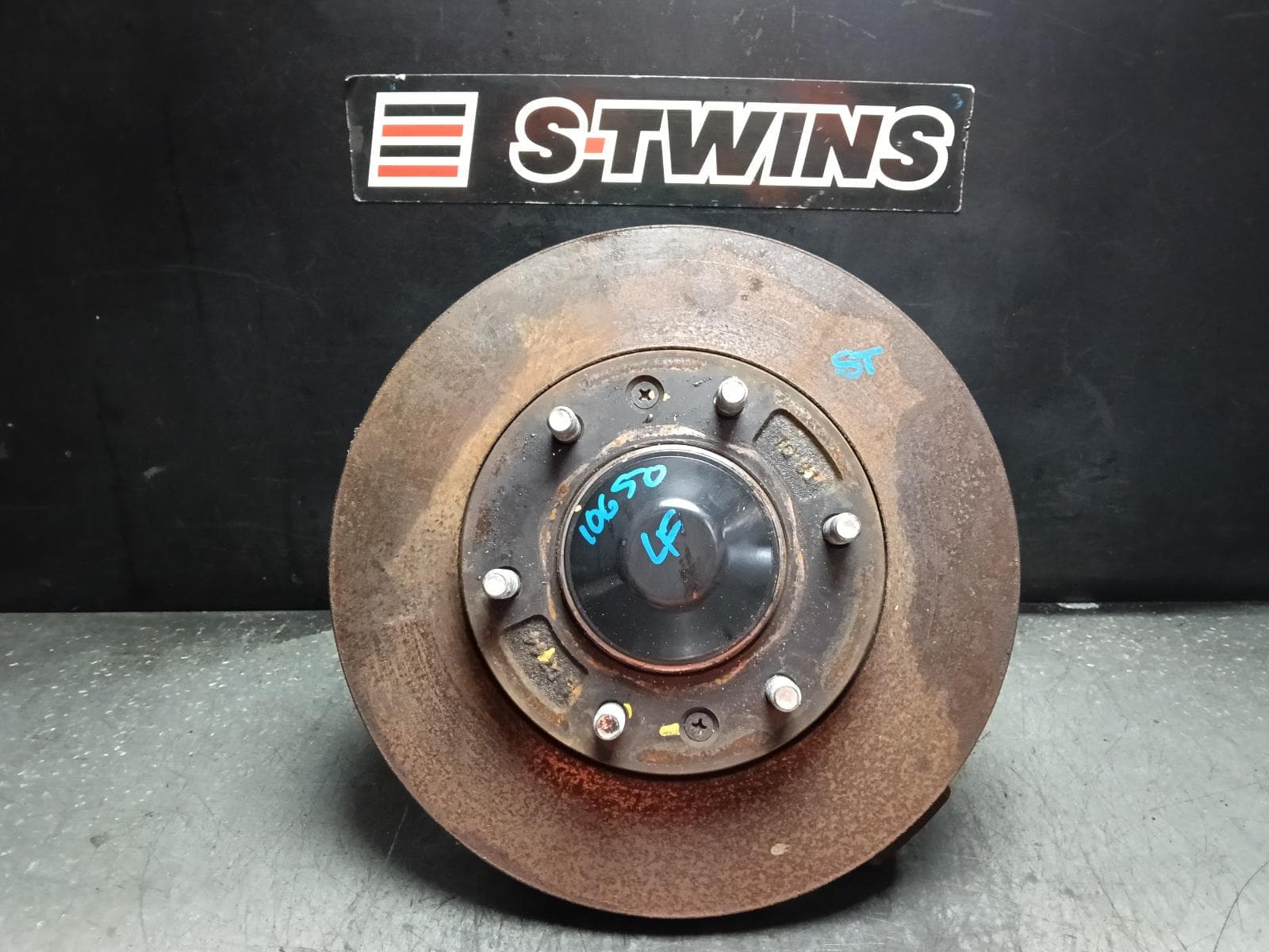 Used auto part listing image: 2016 HYUNDAI ILOAD/IMAX LEFT FRONT HUB ASSEMBLY ABS TYPE, TQ, 11/07-03/21 0000410686