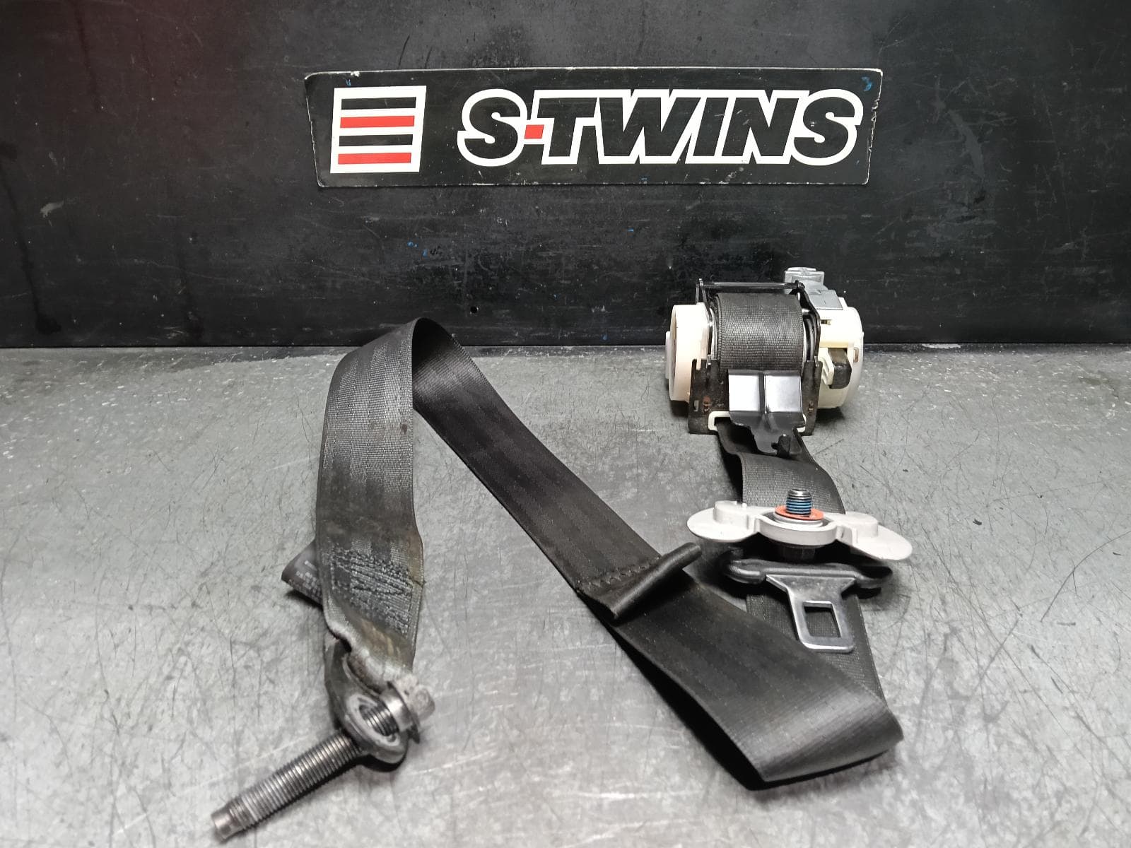 Used auto part listing image: 2016 HYUNDAI ILOAD/IMAX SEAT BELT STALK LH FRONT, SEAT BELT ONLY, TQ, 11/07-ILOAD/IMAX, TQ, 11/07-03/21 0000410689
