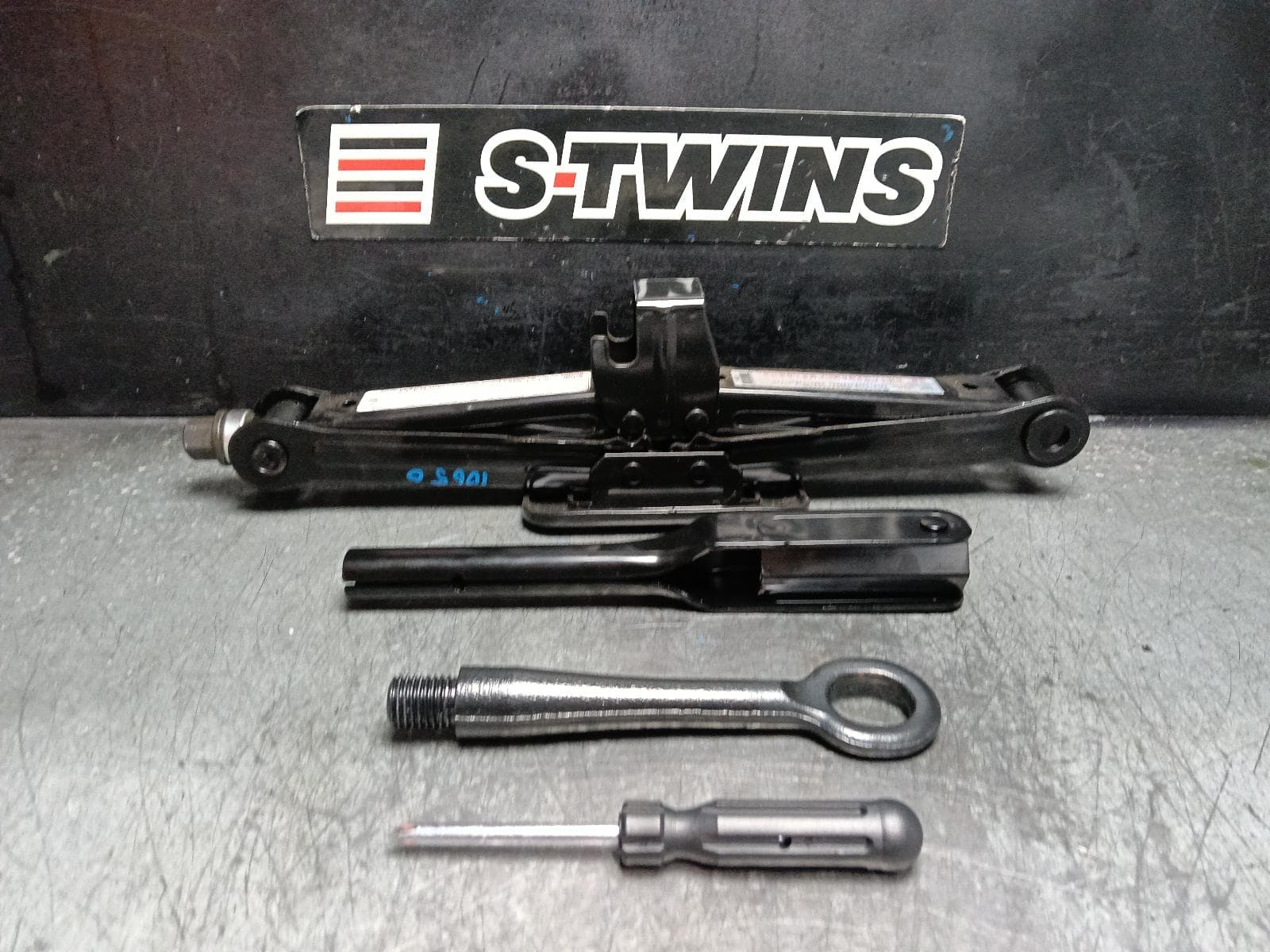 Used auto part listing image: 2016 HYUNDAI ILOAD/IMAX JACK TOOL KIT TQ, 11/07-03/21 0000410691