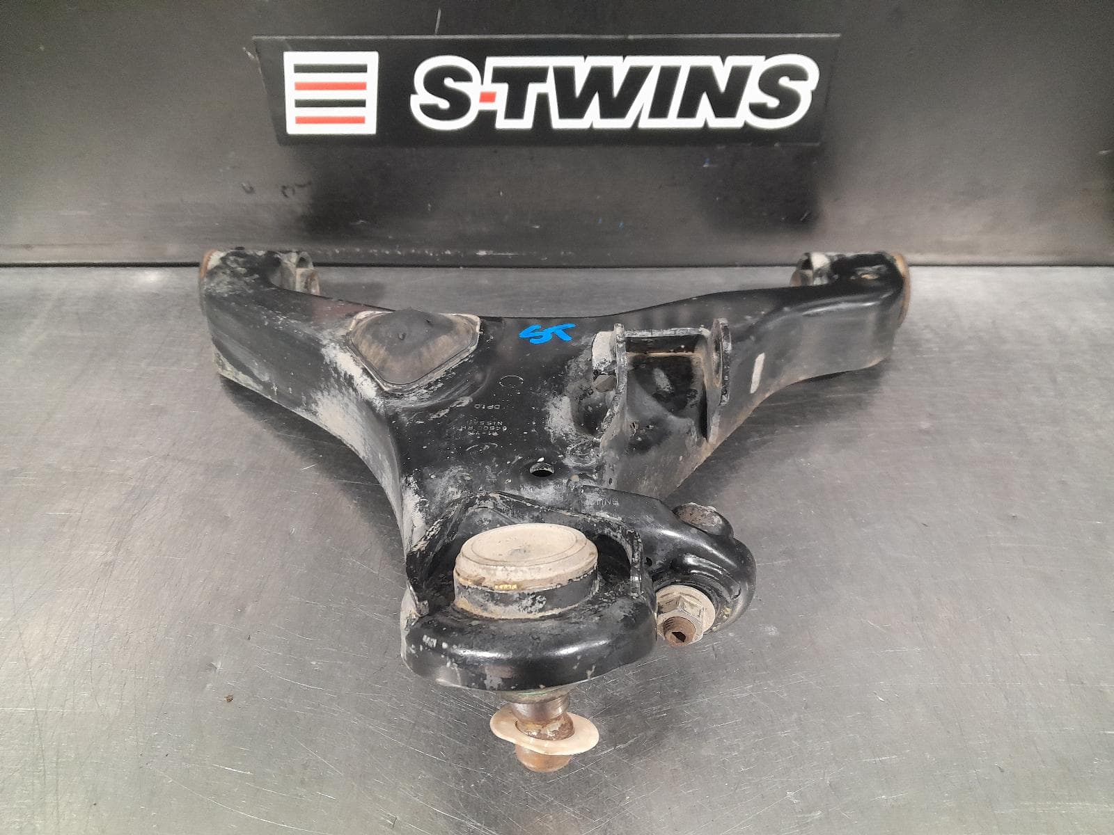 Used auto part listing image: 2007 NISSAN NAVARA RIGHT FRONT LOWER CONTROL ARM D40 (VIN VSK), 09/05-08/15 0000269149