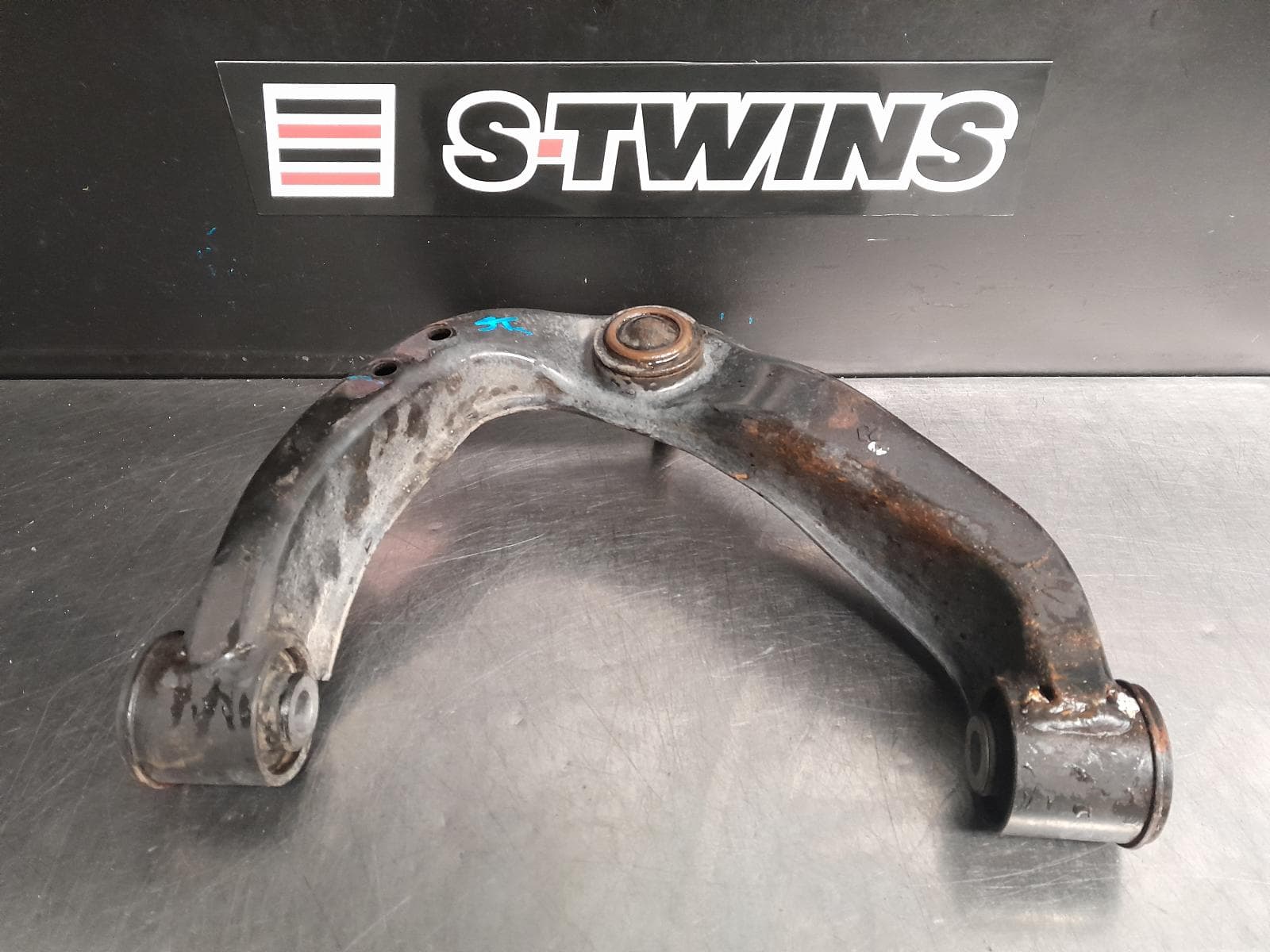 Used auto part listing image: 2014 NISSAN NAVARA RIGHT FRONT UPPER CONTROL ARM D40, 09/05-08/15 0000256049