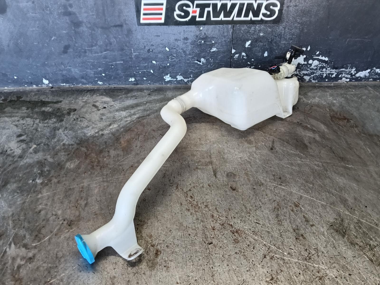 Used auto part listing image: 2015 HONDA ODYSSEY WASHER BOTTLE RC1, 02/14-03/22 0000399406