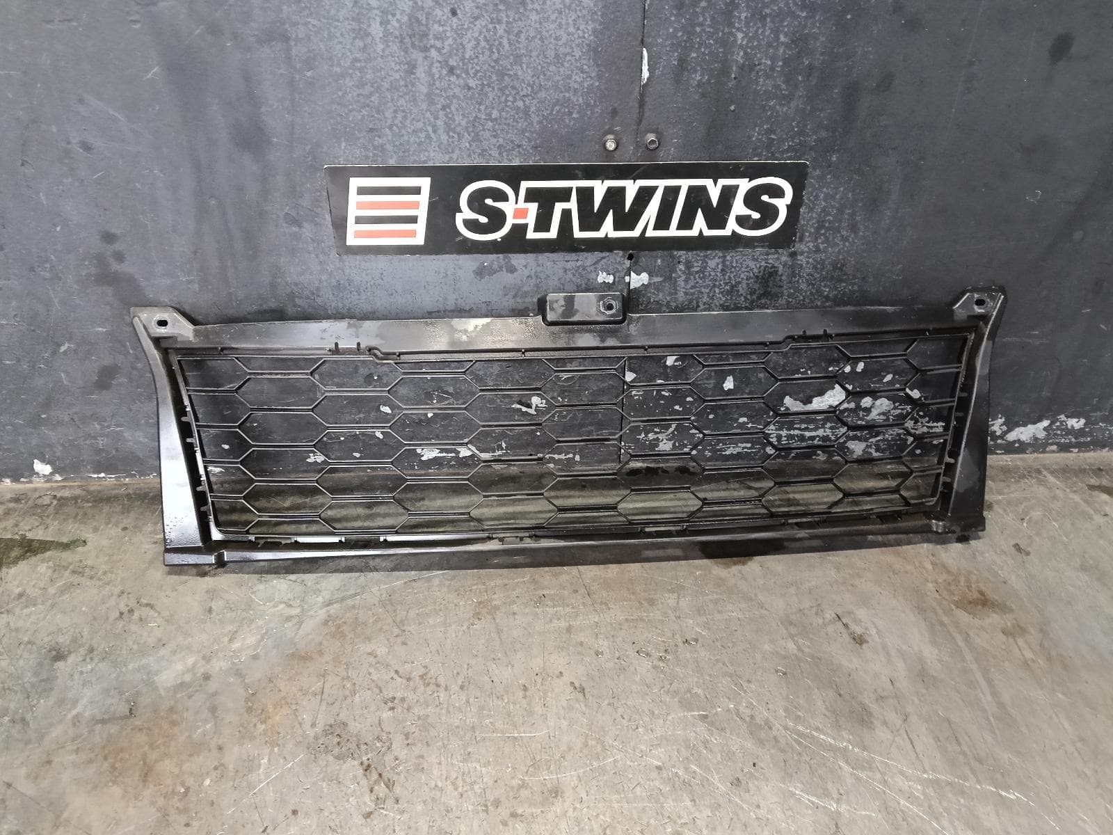 Used auto part listing image: 2015 HONDA ODYSSEY GRILLE RC1, RADIATOR GRILLE (LOWER), VTi-L, 02/14-12/20 0000399415