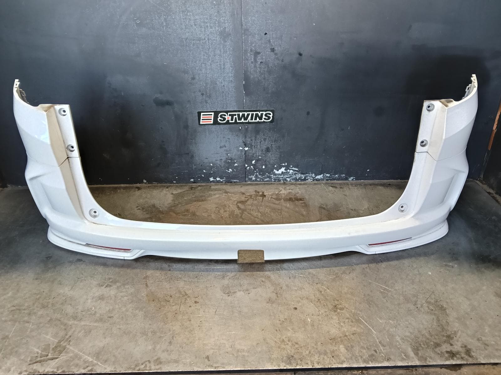 Used auto part listing image: 2015 HONDA ODYSSEY REAR BUMPER RC1, BUMPER BAR (3 PIECES), NON PARK SENSOR TYPE, 02/14-12/20 0000399280