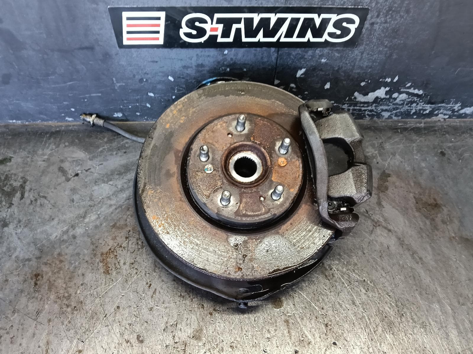 Used auto part listing image: 2015 HONDA ODYSSEY RIGHT FRONT HUB ASSEMBLY RC1, 02/14-03/22 0000399427