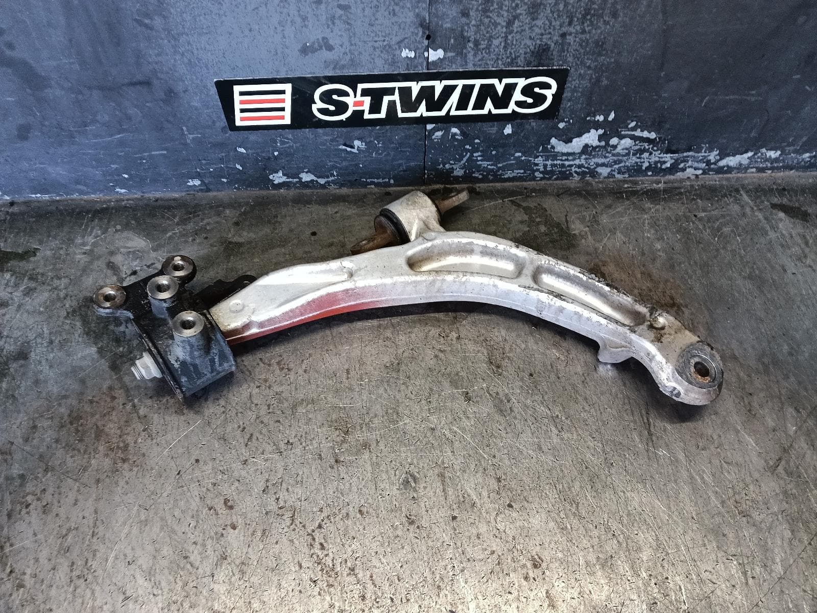 Used auto part listing image: 2015 HONDA ODYSSEY LEFT FRONT LOWER CONTROL ARM RC1, 02/14-03/22 0000399431
