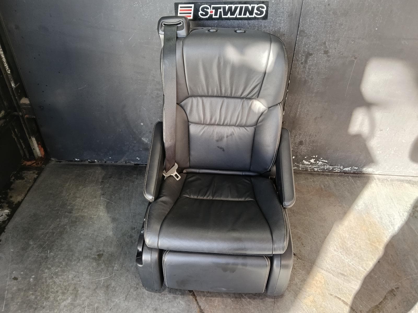 Used auto part listing image: 2015 HONDA ODYSSEY 2ND SEAT REAR SEAT RH REAR, LEATHER, BLACK, RC1, 02/14-03/22 0000399081