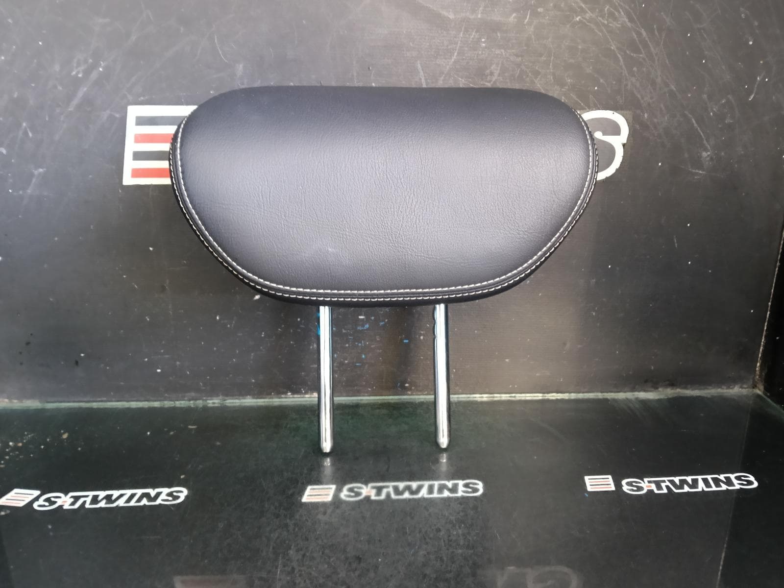 Used auto part listing image: 2015 HONDA ODYSSEY HEADREST RC1, LH REAR, 2ND ROW, LEATHER, 02/14-03/22 0000399434