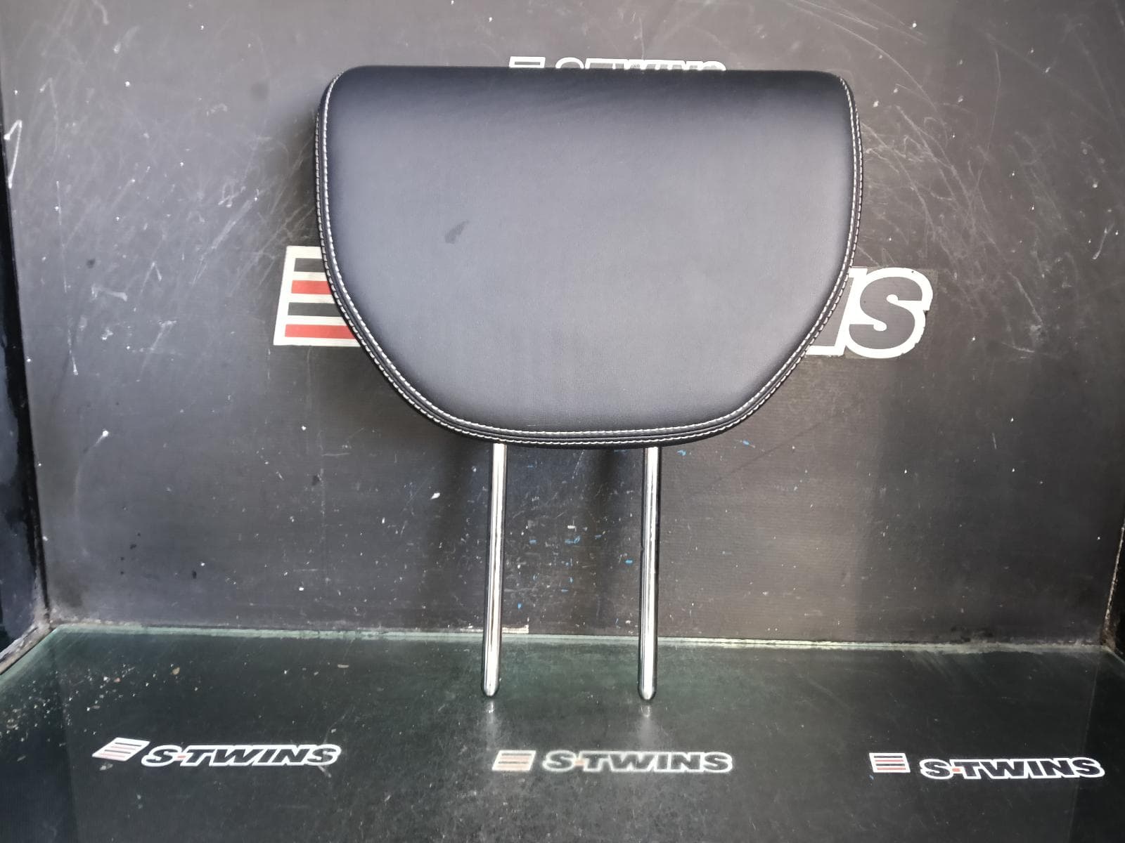 Used auto part listing image: 2015 HONDA ODYSSEY HEADREST RC1, LH REAR, 3RD ROW, LEATHER, 02/14-03/22 0000399435