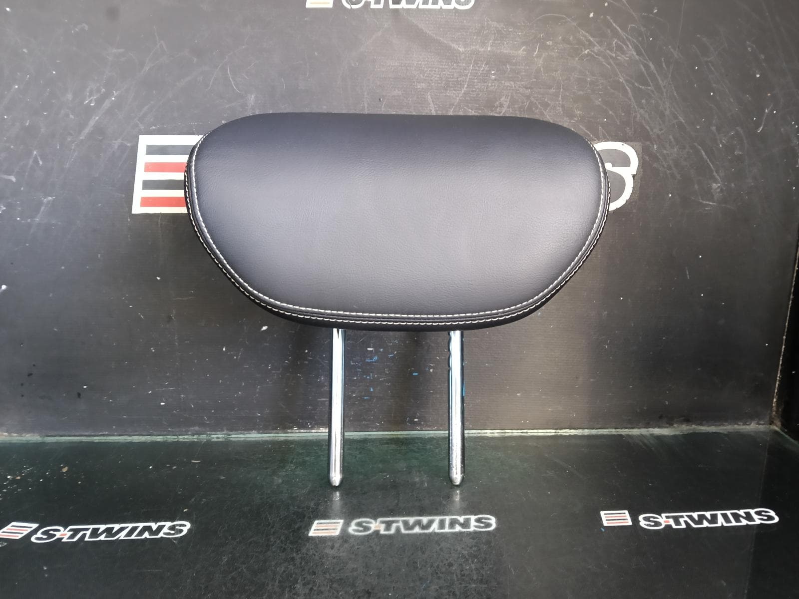 Used auto part listing image: 2015 HONDA ODYSSEY HEADREST RC1, RH REAR, 2ND ROW, LEATHER, 02/14-03/22 0000399436