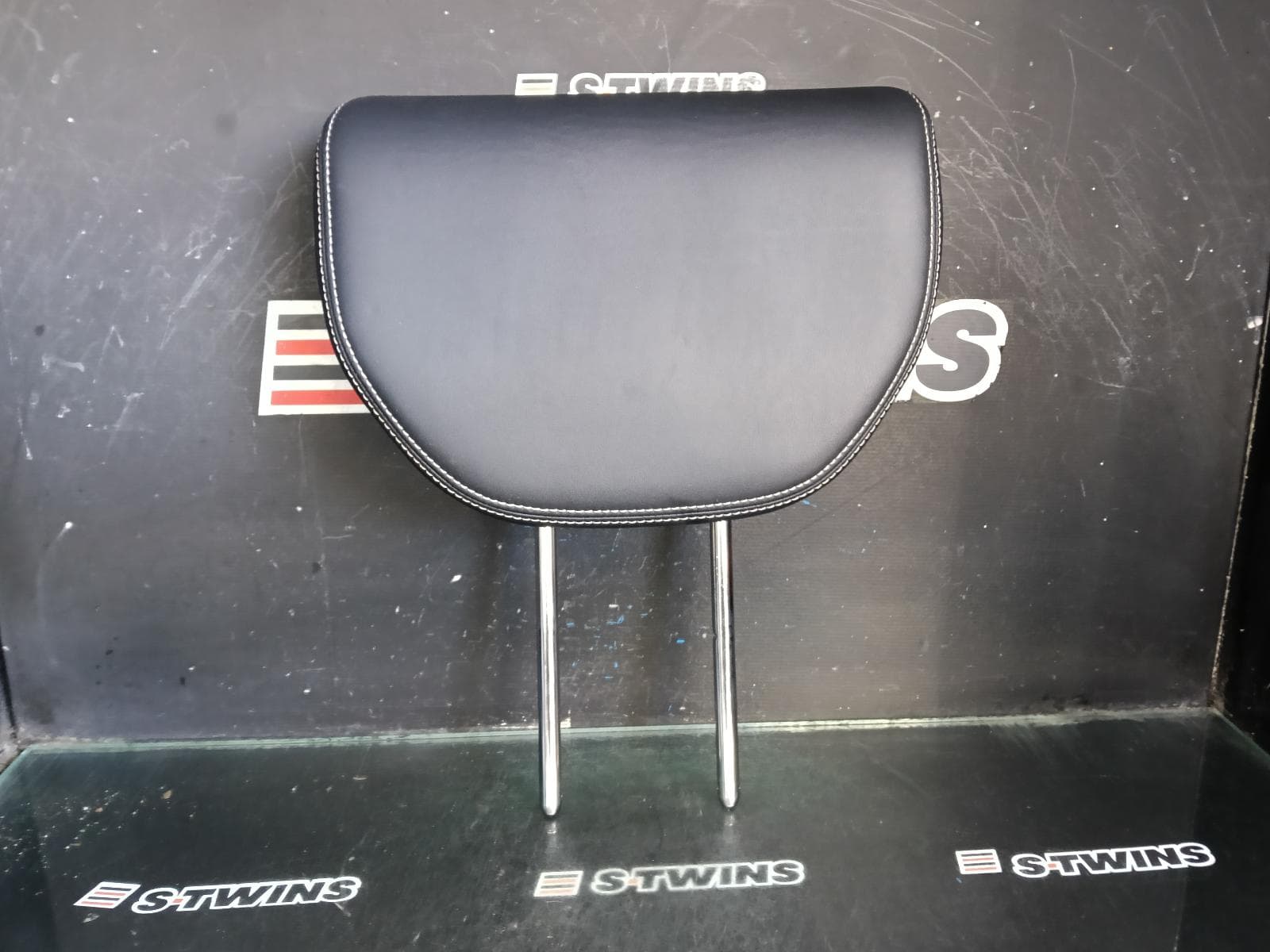 Used auto part listing image: 2015 HONDA ODYSSEY HEADREST RC1, RH REAR, 3RD ROW, LEATHER, 02/14-03/22 0000399437