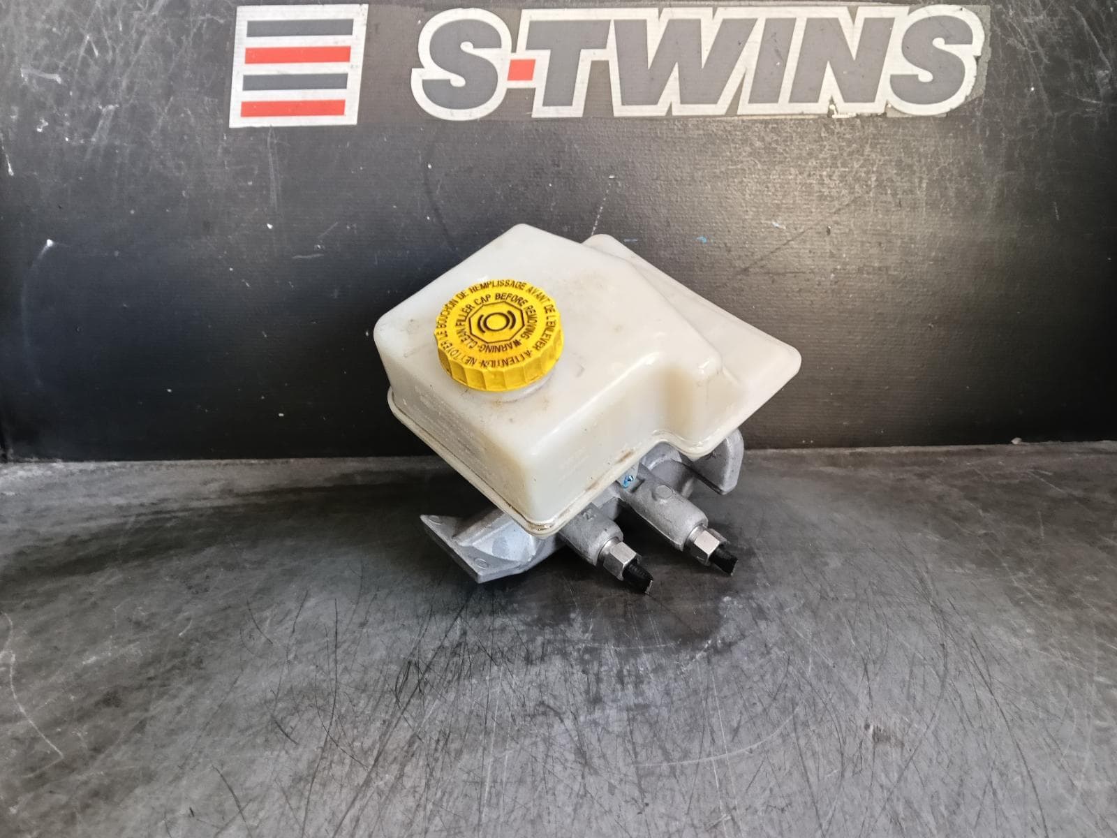 Used auto part listing image: 2016 JEEP GRANDCHEROKEE MASTER CYLINDER WK, DIESEL, 3.0, TURBO, 04/13-02/22 0000397854
