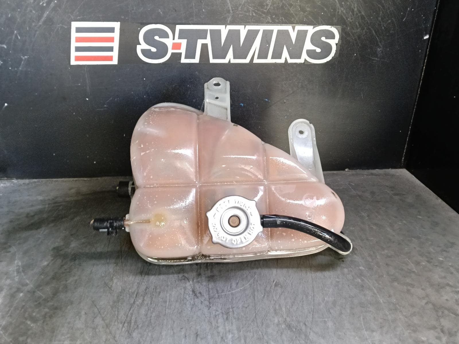 Used auto part listing image: 2016 JEEP GRANDCHEROKEE OVERFLOW BOTTLE WK, DIESEL, 3.0, W/ BLACK TOP TYPE, EXPANSION TANK, 04/13-02/22 0000397855