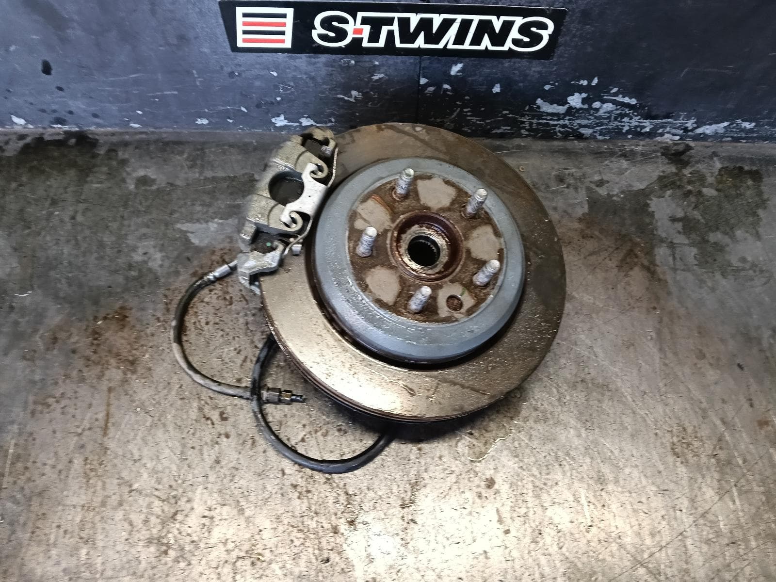 Used auto part listing image: 2016 JEEP GRANDCHEROKEE RIGHT REAR HUB ASSEMBLY WK, 4WD, NON SRT8/SRT, 10/10-09/16 0000397884