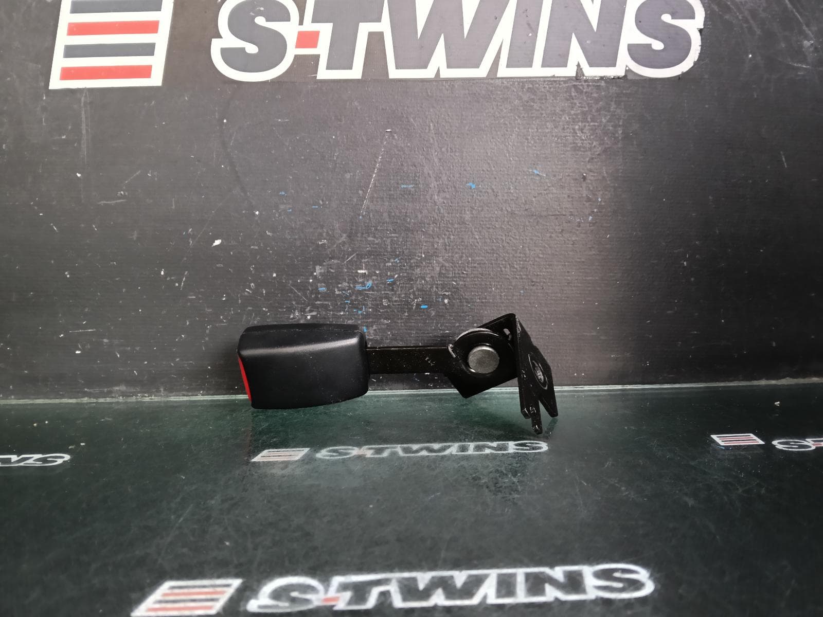Used auto part listing image: 2016 JEEP GRANDCHEROKEE SEAT BELT STALK LH REAR, SEAT BELT STALK ONLY, WK, 10/10-08/18 0000397893