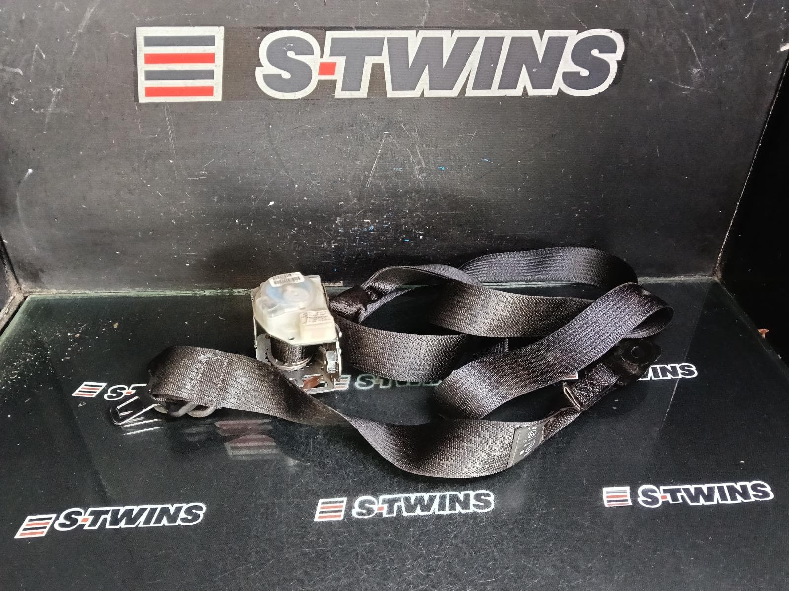 Used auto part listing image: 2016 JEEP GRANDCHEROKEE SEAT BELT STALK LH REAR, SEAT BELT ONLY, WK, 10/10-08/18 0000397894