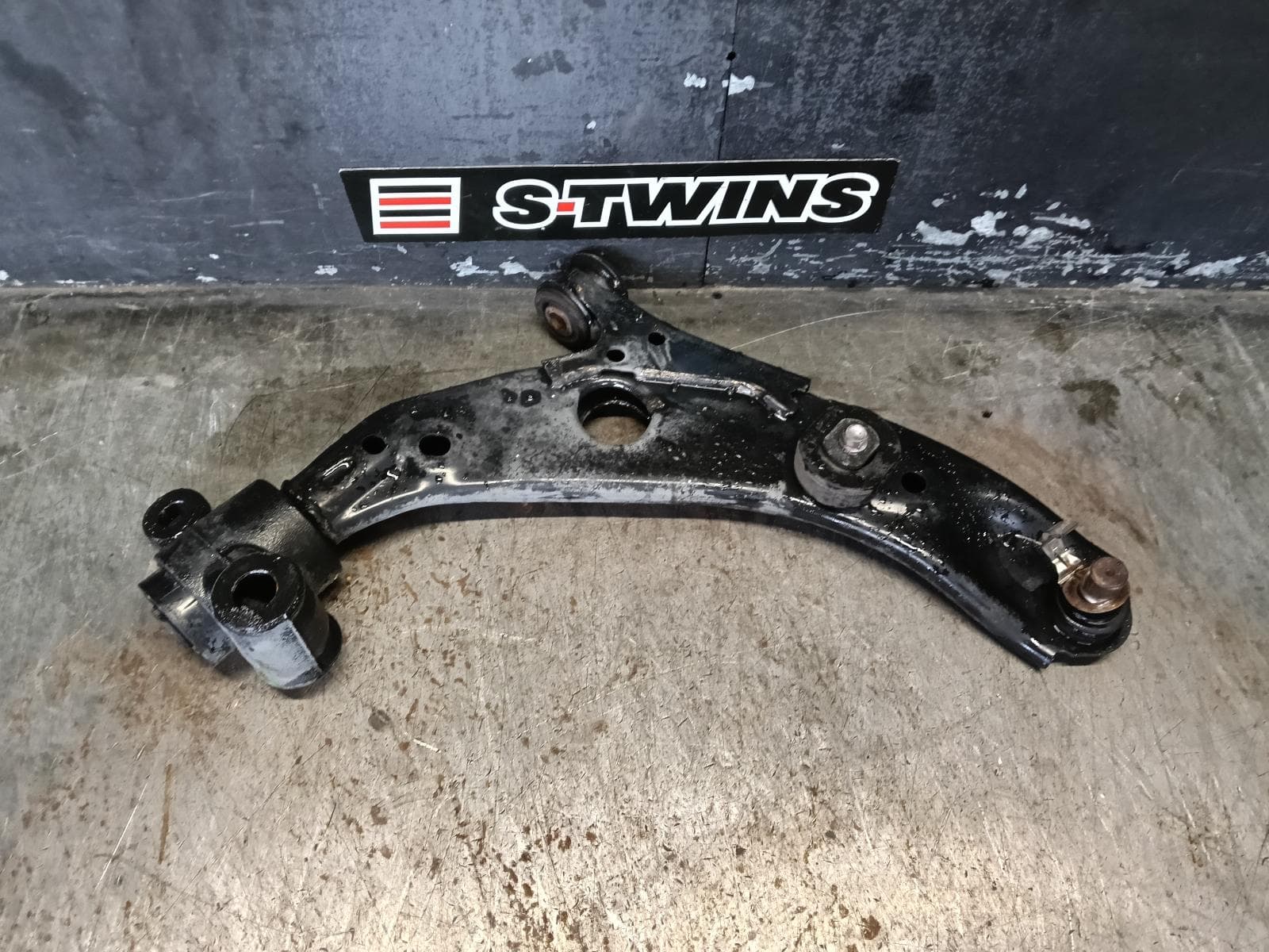 Used auto part listing image: 2018 MAZDA CX9 RIGHT FRONT LOWER CONTROL ARM TC, 07/16-12/24 0000397594