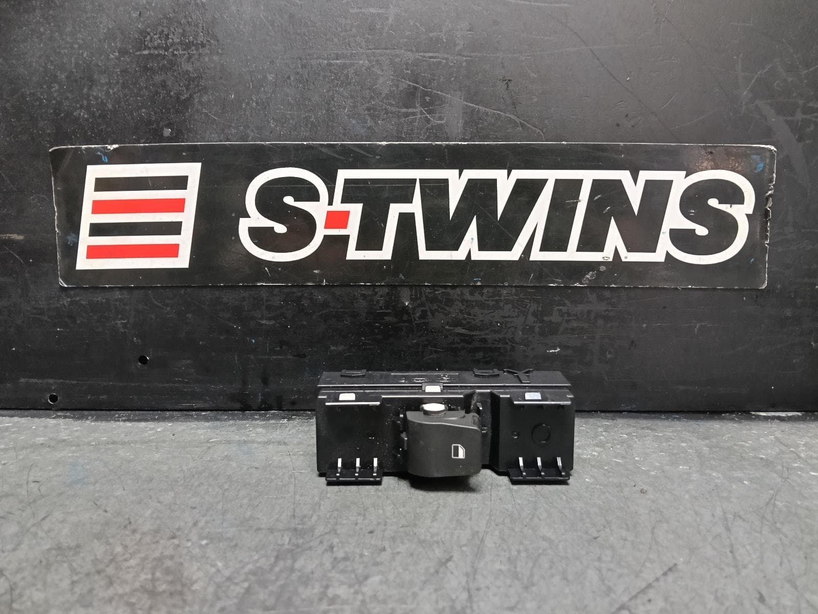 Used auto part listing image: 2018 HYUNDAI I30 PWR DR WIND SWITCH PD, LH FRONT, NON AUTO TYPE, HATCH/FASTBACK/WAGON, 03/17-12/25 0000407021