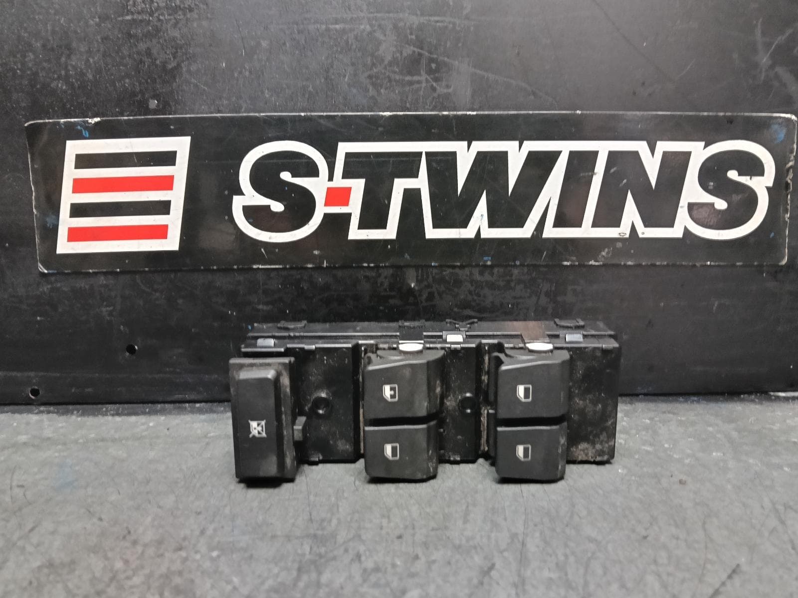 Used auto part listing image: 2018 HYUNDAI I30 PWR DR WIND SWITCH PD, RH FRONT (MASTER SWITCH), W/ AUTO TYPE (DRIVER SIDE ONLY), HATCH/FASTBACK/WAGON, 03/17-12/25 0000407022