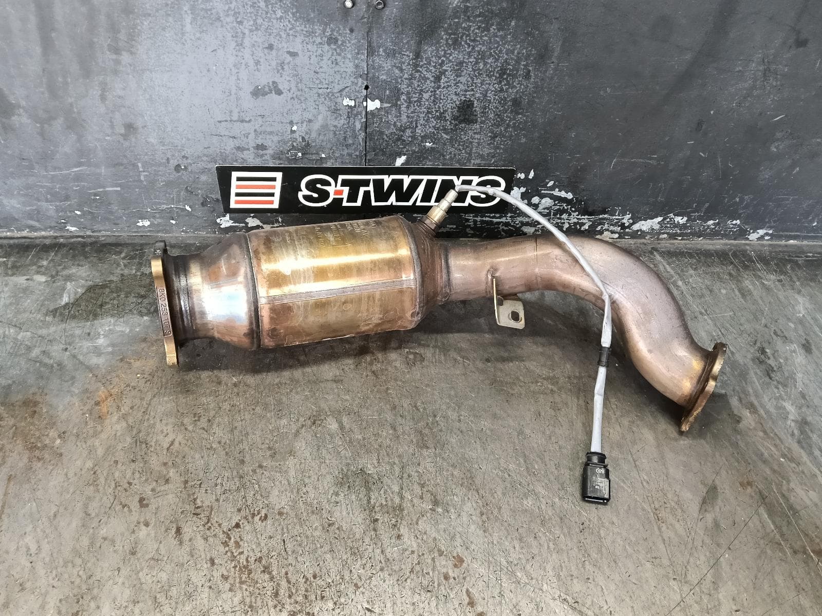 Used auto part listing image: 2016 AUDI Q5 CATALYTIC CONVERTER DOWNPIPE-CAT TYPE, 2.0, PETROL, CNC/CNCD/CNCE CODE, 8R, 11/12-01/17 0000397727