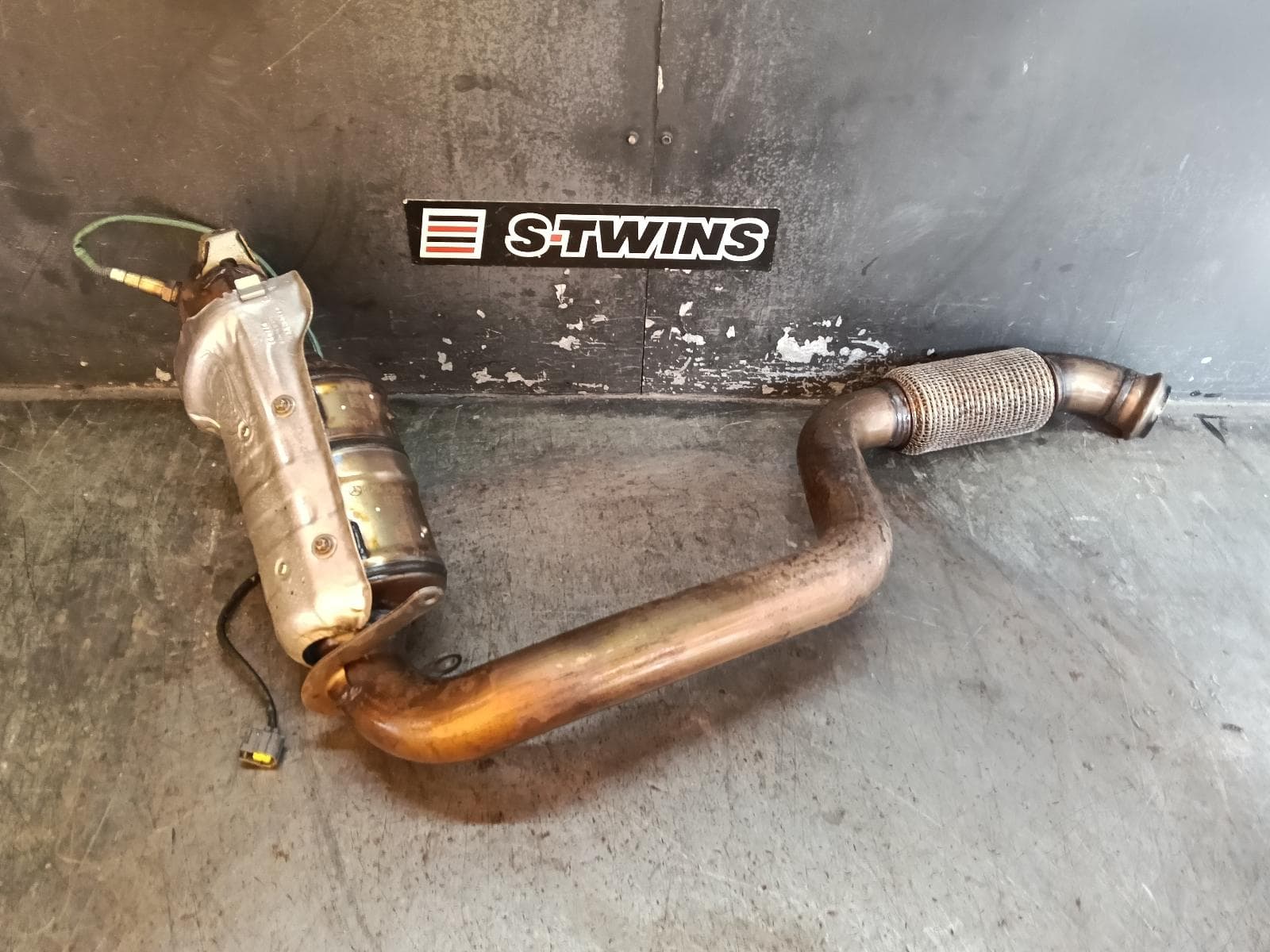 Used auto part listing image: 2016 MERCEDES B CLASS CATALYTIC CONVERTER DOWNPIPE-CAT TYPE, 1.6/2.0, PETROL, W246, 12/11-02/19 0000405207