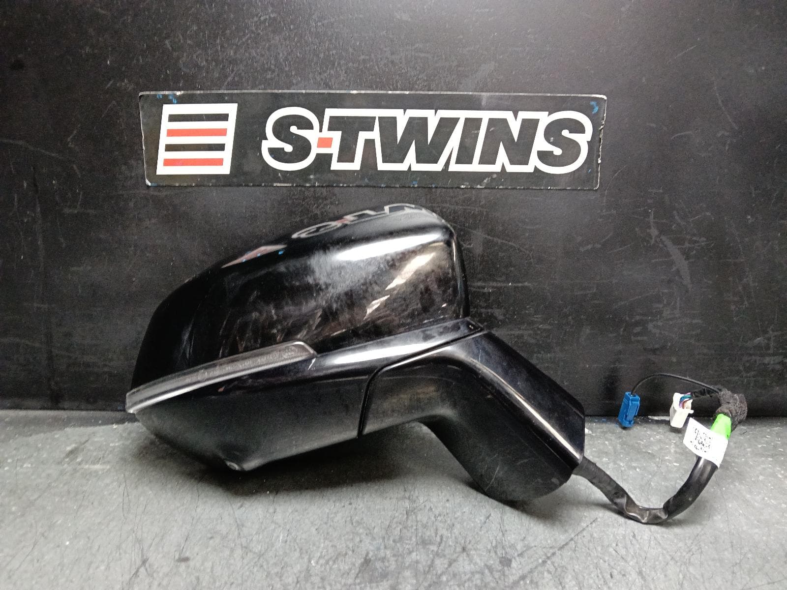 Used auto part listing image: 2023 HAVAL H6 RIGHT DOOR MIRROR B03, W/ POWER FOLD, HEATED TYPE, HIGH GLOSS BLACK, 04/22- 0000405034
