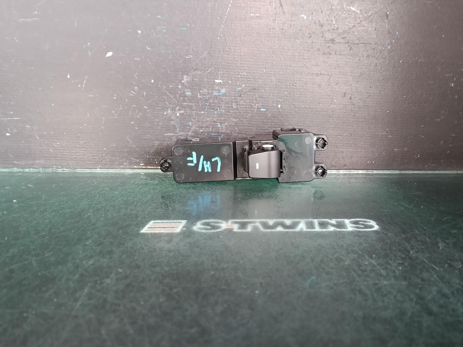 Used auto part listing image: 2017 HYUNDAI TUCSON PWR DR WIND SWITCH LH FRONT, TL, 06/15-01/21 0000398179