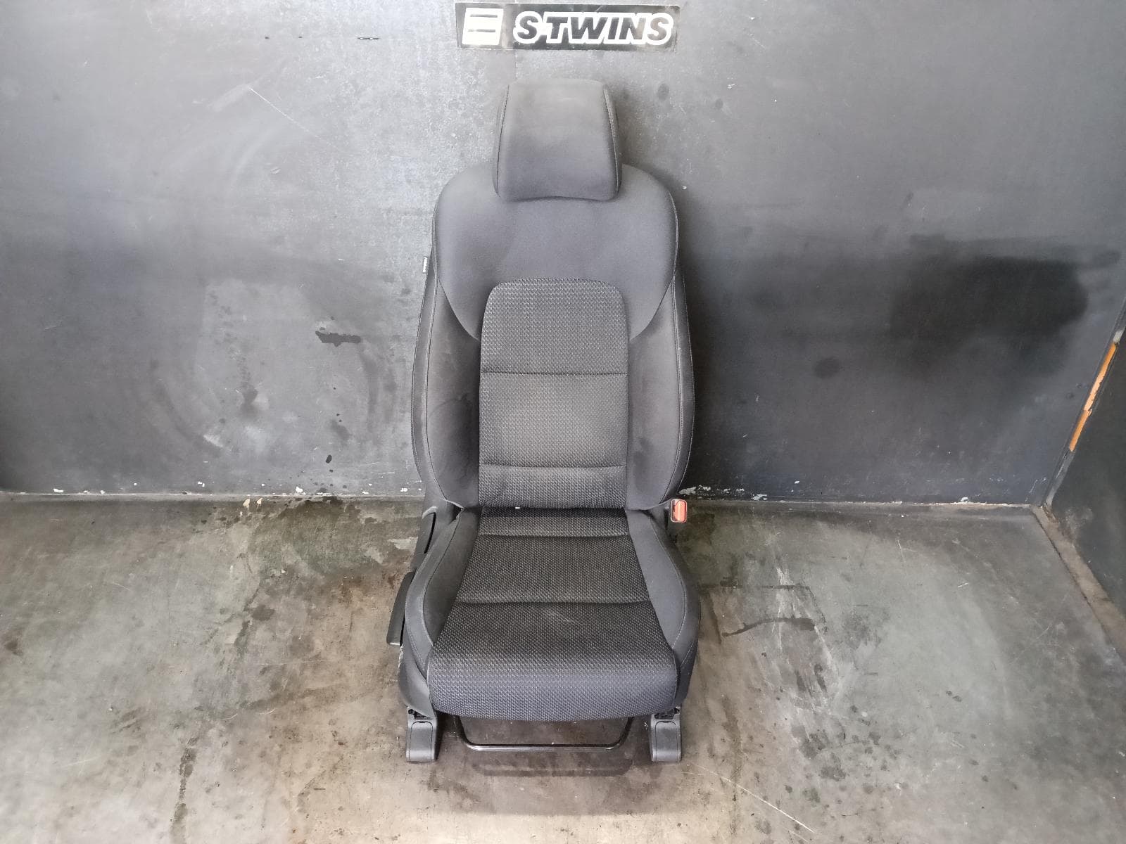 Used auto part listing image: 2017 HYUNDAI TUCSON FRONT SEAT RH FRONT, TL, CLOTH, ACTIVE/GO, 06/15-01/21 0000398045