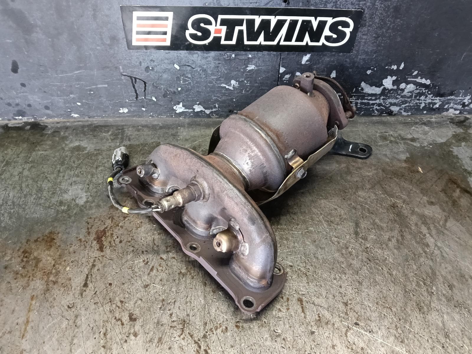 Used auto part listing image: 2018 KIA CARNIVAL/GRAND CARNIVAL CATALYTIC CONVERTER MANIFOLD-CAT TYPE, 3.3, PETROL, LH SIDE, YP, 12/14-10/20 0000398087